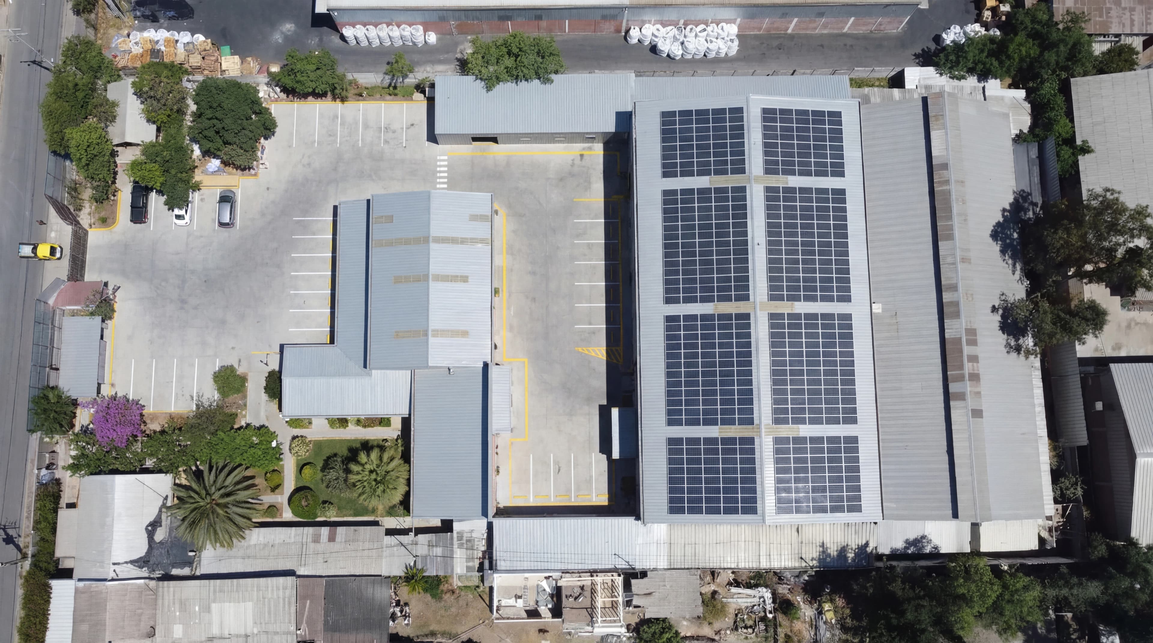 Vista cenital con paneles solares