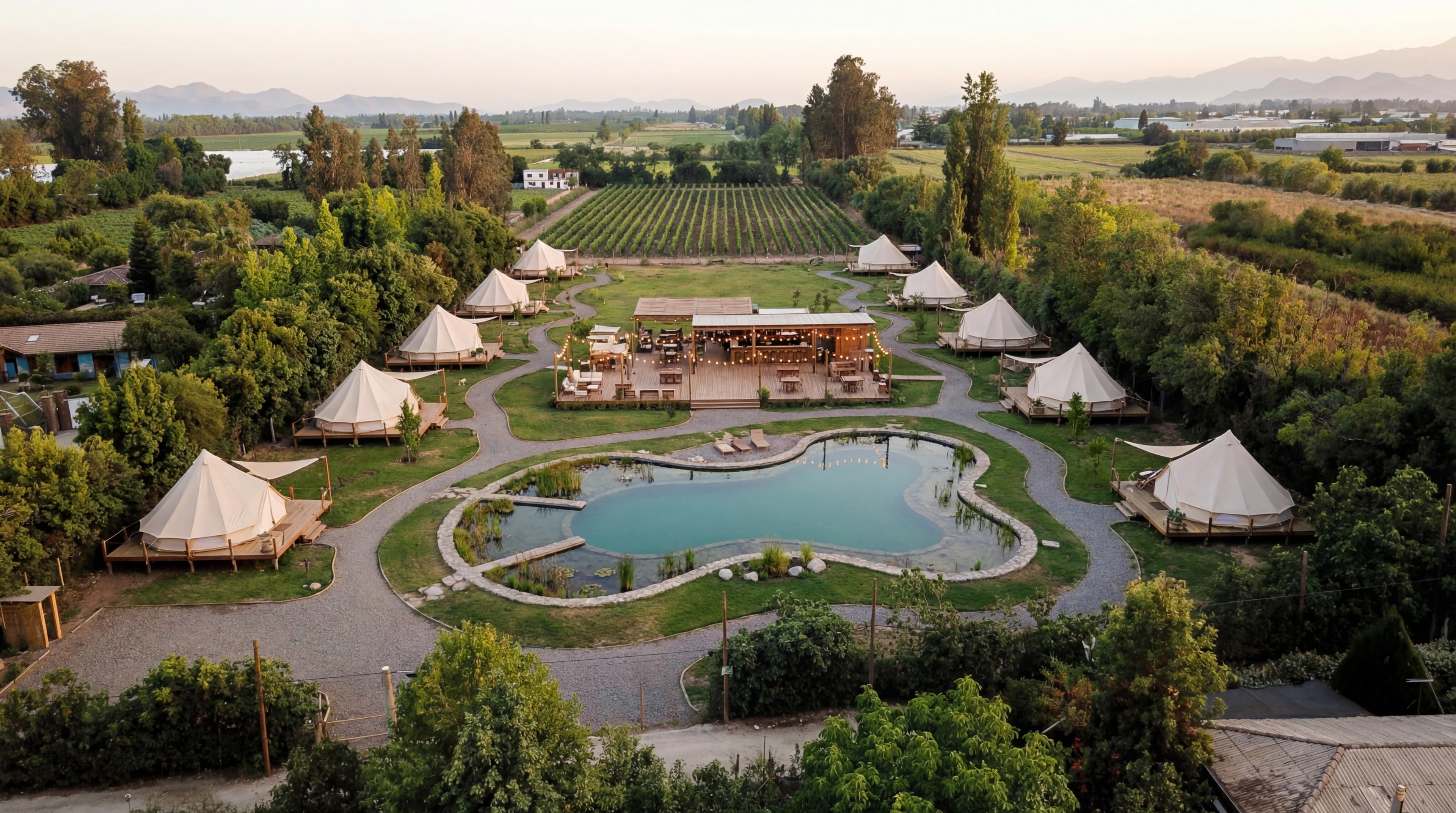 Glamping resort con carpas y piscina