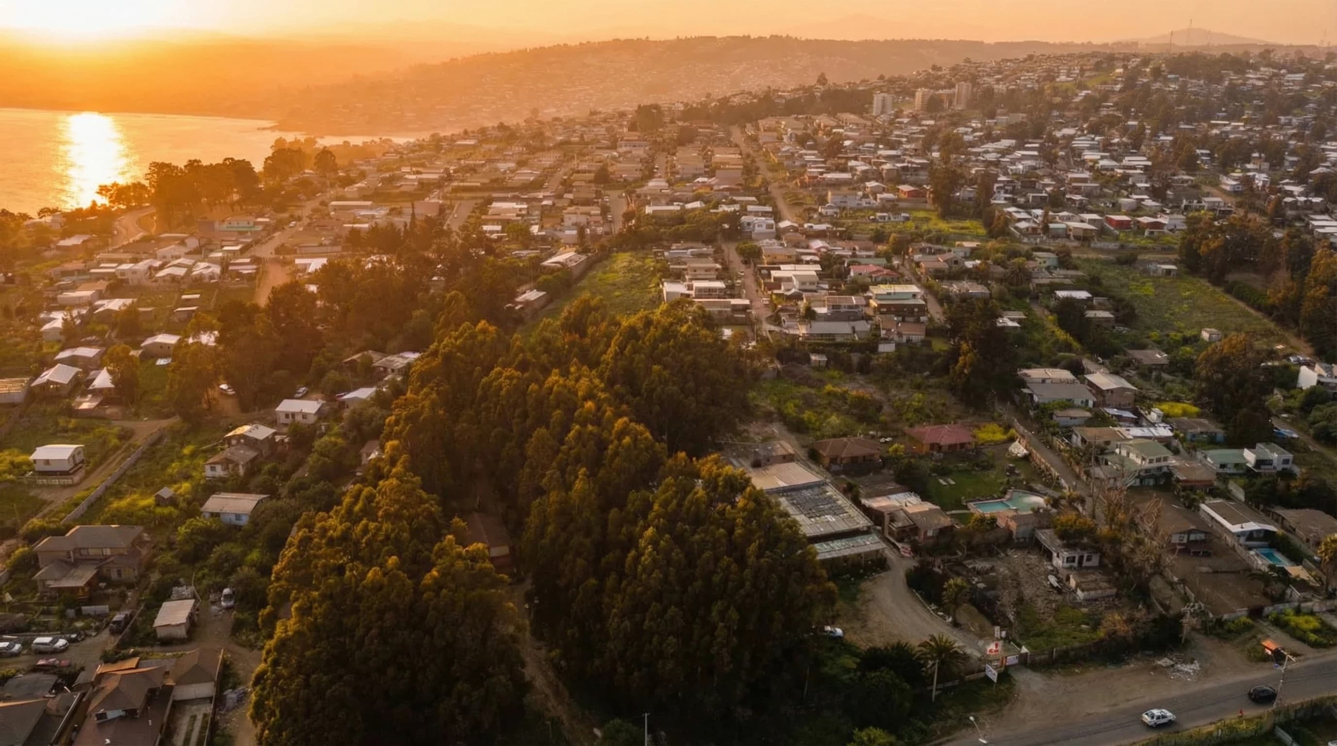 Terreno 10.464 m² con vista al océano al atardecer